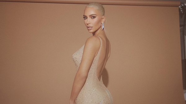 Kim Kardashian con el vestido de Marilyn Monroe en la Met gala 2022 - Sputnik Mundo