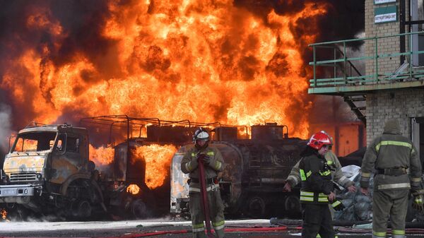 La terminal petrolera en la ciudad de Makéevka en Donetsk tras un ataque lanzado por las tropas ucranianas - Sputnik Mundo
