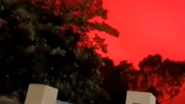 Video: el cielo se tiñe de rojo sobre una ciudad en China - Sputnik Mundo