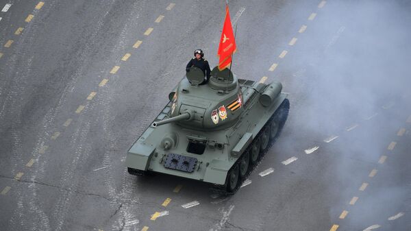 El tanque T-34-85 durante el desfile militar del Día de la Victoria - Sputnik Mundo