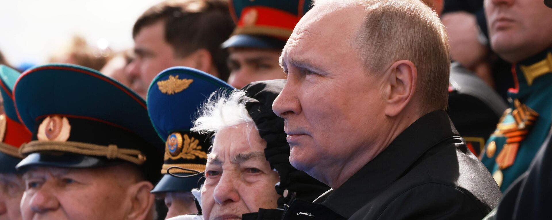 El presidente ruso, Vladímir Putin, durante el desfile militar del Día de la Victoria - Sputnik Mundo, 1920, 09.05.2022