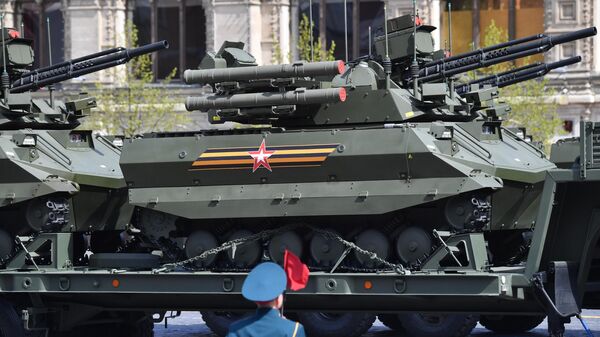 Los robots de combate Uran-9 durante el desfile militar del Día de la Victoria - Sputnik Mundo