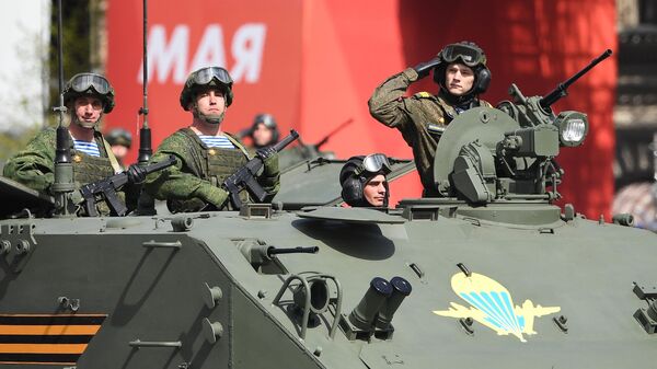 El vehículo blindado BTR-MDM Rakushka durante el desfile militar del Día de la Victoria - Sputnik Mundo