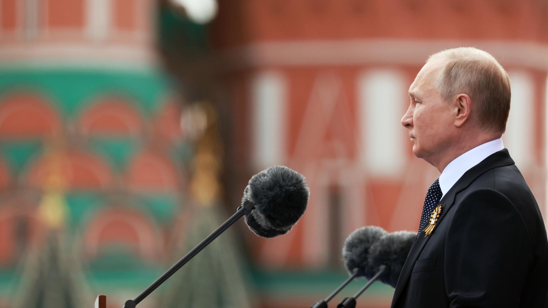 El presidente ruso, Vladímir Putin, da su discurso durante el desfile militar del Día de la Victoria - Sputnik Mundo, 1920, 09.05.2022