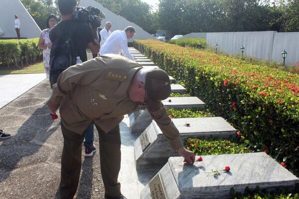 General Álvaro López Miera, ministro de las Fuerzas Armadas de Cuba, coloca flores en tumbas de soldados internacionalistas soviéticos - Sputnik Mundo