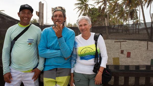 Nadia Aguilera, William Banache y José Cisco voluntariamente se dedican a preservar las tortugas que desovan en Playa el Agua, una playa venezolana, ubicada en el estado de Nueva Esparta - Sputnik Mundo