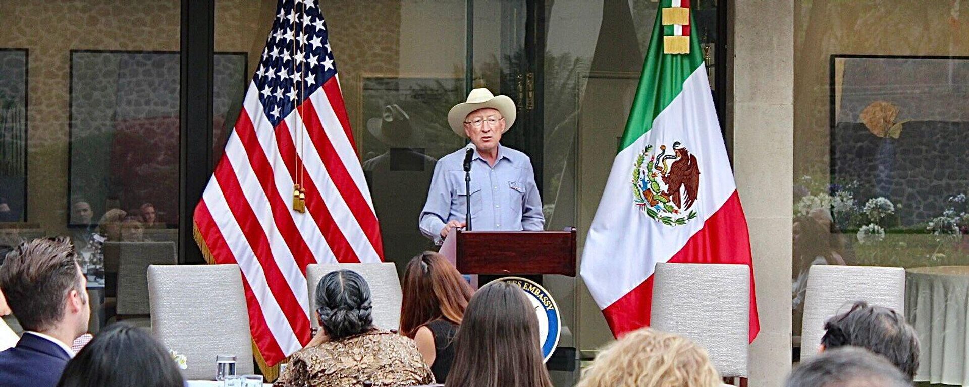 El embajador de Estados Unidos en México, Ken Salazar, durante un evento diplomático en la capital mexicana - Sputnik Mundo, 1920, 11.05.2022
