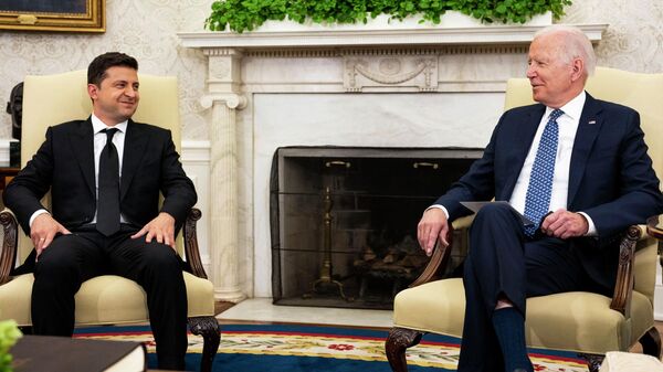 El presidente de Ucrania, Volodímir Zelenski, junto al mandatario estadounidense, Joe Biden - Sputnik Mundo