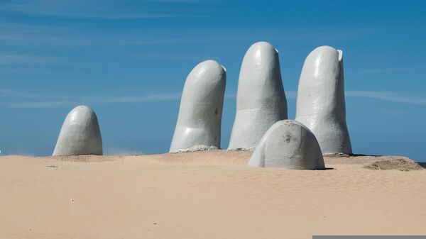 Escultura caracteristíca del balneario uruguayo Punta del Este - Sputnik Mundo