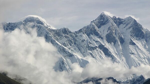 El Lhotse y el Everest en el Himalaya - Sputnik Mundo