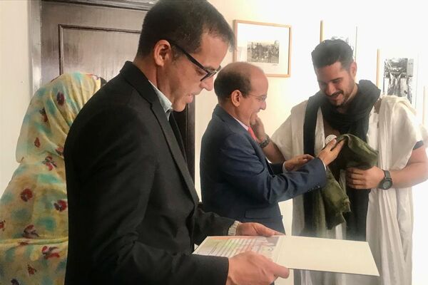 Encargado de negocios de la embajada en México de la República Árabe Saharaui Democrática, Mojtar Leboihi Emboiric, entrega medalla a Nafii Ahmed Mohamed.  - Sputnik Mundo