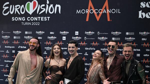 El cantante rumano WRS y los miembros de la banda en el concurso Eurovisión 2022 - Sputnik Mundo