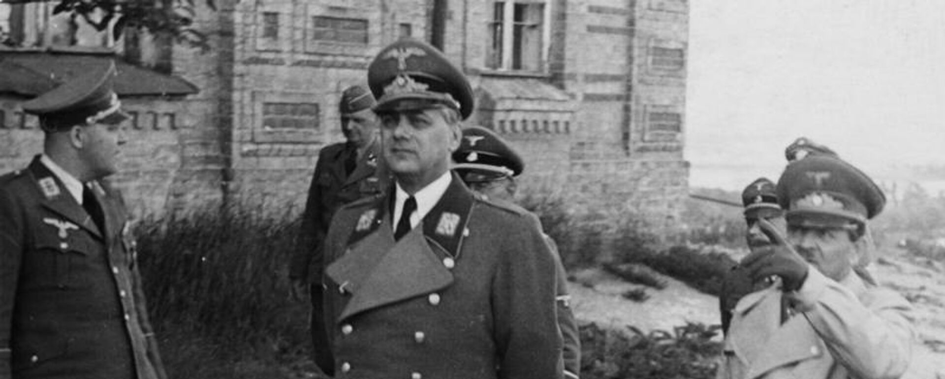Alfred Rosenberg (centro) durante una visita a Kiev - Sputnik Mundo, 1920, 18.05.2022