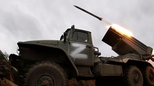 Lanzador de cohetes múltiple Grad en Ucrania - Sputnik Mundo