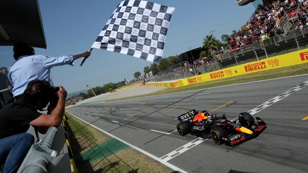 El piloto de Red Bull Max Verstappen cruza la línea de meta - Sputnik Mundo
