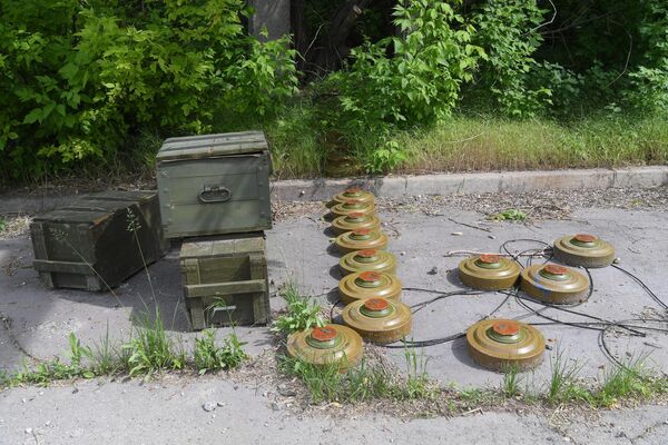 La propia planta y las zonas adyacentes deben estar limpias de objetos explosivos.En la foto: minas encontradas en la planta de Azovstal en Mariúpol. - Sputnik Mundo