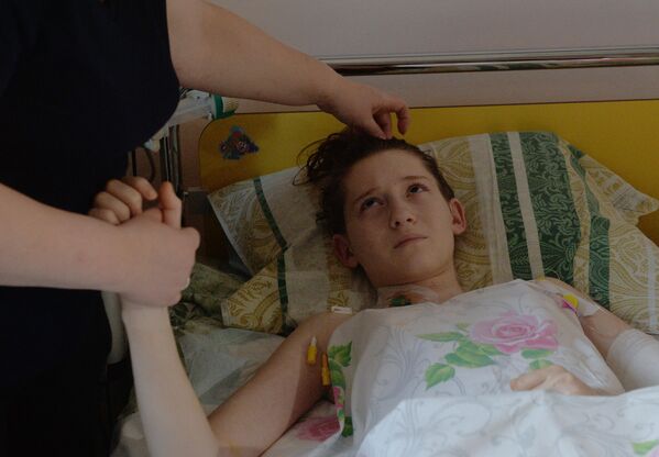 Ella es Oksana Voinarovskaya, tiene 14 años y es de Makeyevka. Oksana fue fotografiada mientras recibía un tratamiento médico en Moscú. En enero de 2015, un proyectil impactó contra su casa y vio cómo su padre murió ante sus ojos. La propia niña sufrió graves heridas, casi perdió las piernas y dejó de hablar debido al estrés. - Sputnik Mundo