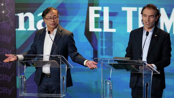 Los candidatos a la Presidencia de Colombia Gustavo Petro y Federico 'Fico' Gutiérrez durante el último debate - Sputnik Mundo