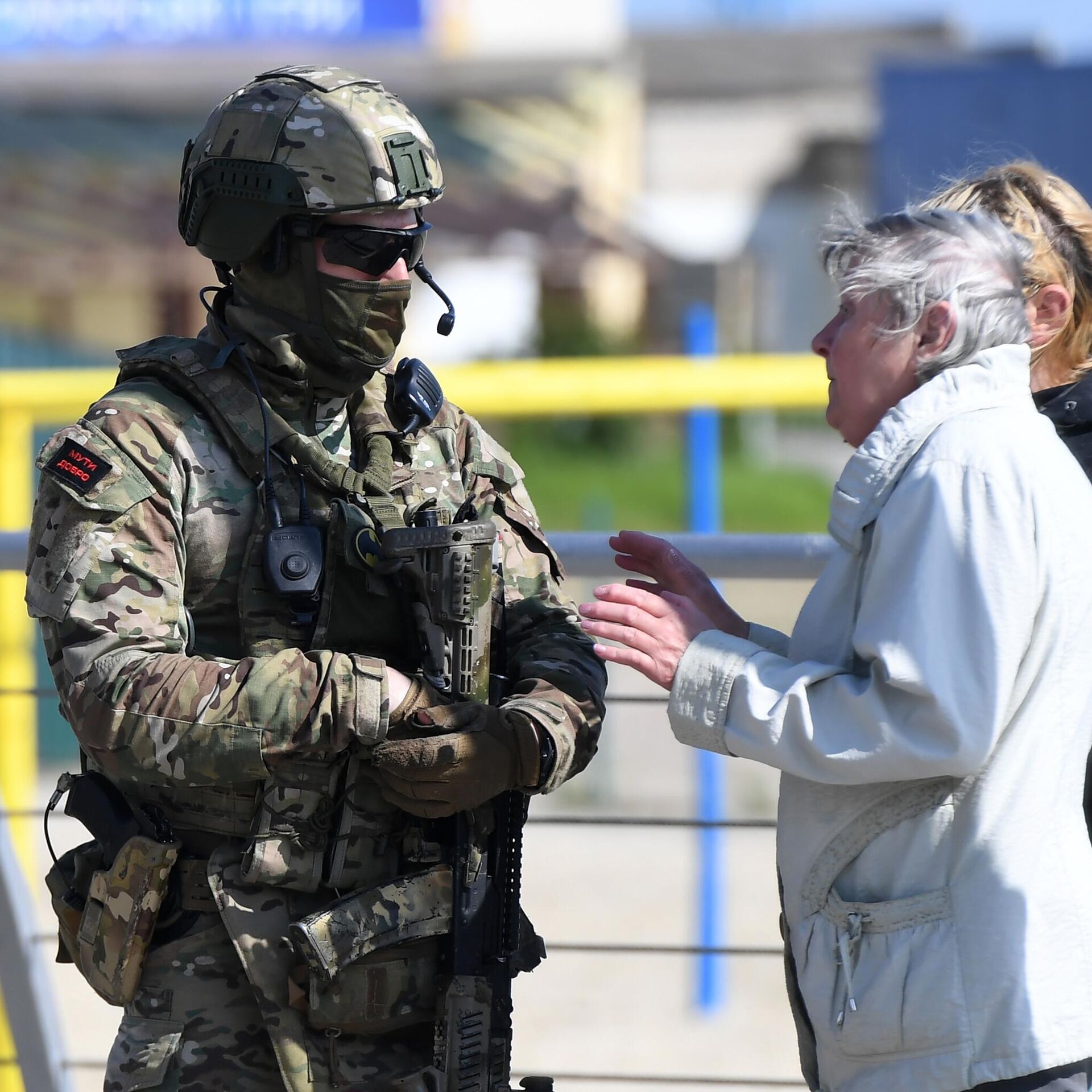 Трансляция новостей. Военные Украины. Вооруженные люди на улице. Русские военные тёмные.