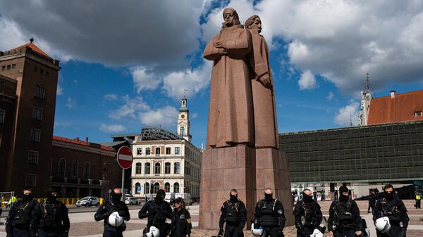  Agentes de policía cerca de un monumento a los guerreros-liberadores soviéticos  - Sputnik Mundo