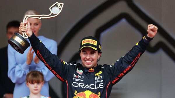 El piloto mexicano Sergio Pérez celebra su primer lugar en el Gran Premio de Mónaco - Sputnik Mundo