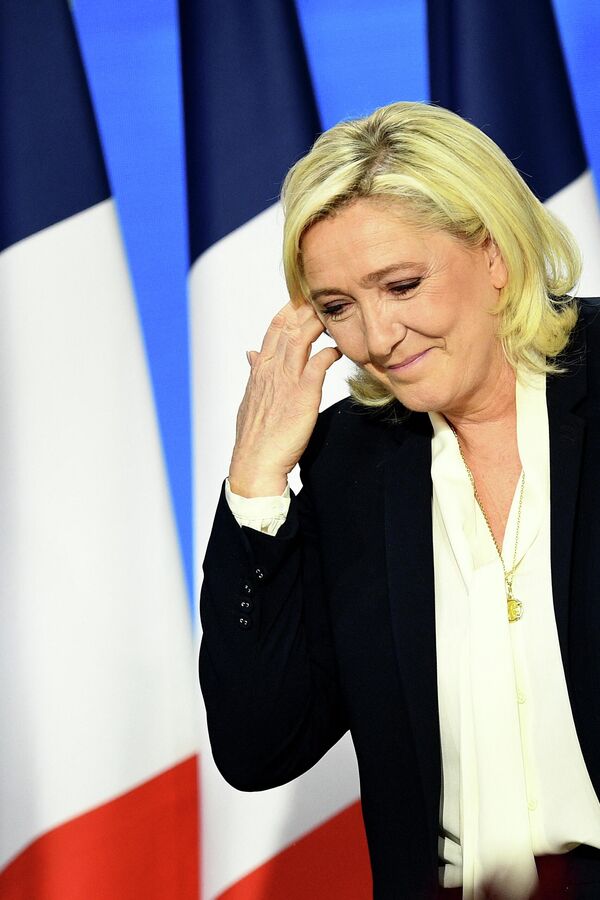 La rubia Marie Le Pen en las elecciones del pasado abril, competía con Emmanuel Macron por el puesto de presidente de Francia. - Sputnik Mundo