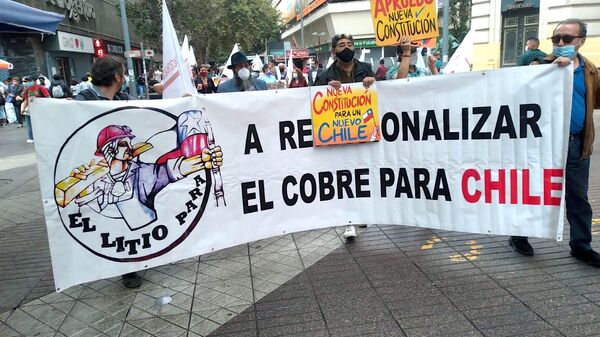 Pancarta por la renacionalización del cobre chileno - Sputnik Mundo