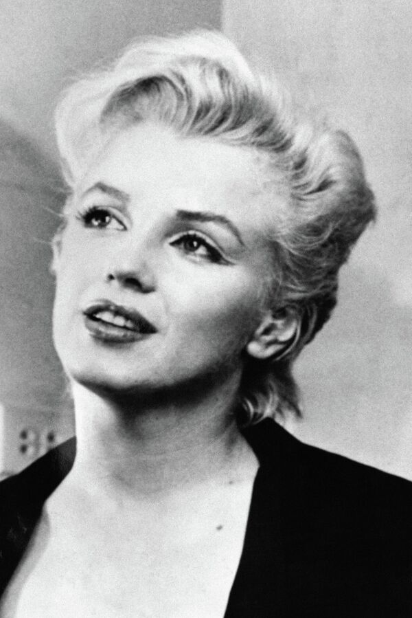 Según la versión oficial, Marilyn Monroe se suicidó. Falleció la noche del 4 de agosto de 1962. Tenía 36 años y murió por una intoxicación aguda por barbitúricos. De todas las exparejas de Marilyn Monroe, solo acudió a su funeral su exesposo Joe DiMaggio, quien a pesar de que su matrimonio duró solo nueve meses, la apoyó hasta sus últimos días. Después de la muerte de Monroe, durante 20 años, enviaba un gran ramo de rosas a su tumba cada semana. En la foto: Marilyn Monroe en verano de 1962, pocas semanas antes de su muerte. - Sputnik Mundo