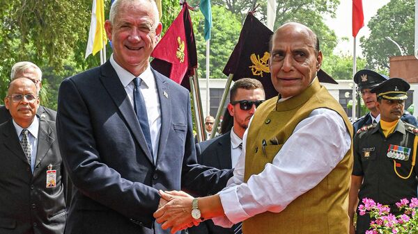 El ministro de Defensa de Israel, Benjamín Gantz, y el ministro de Defensa de la India, Rajnath Singh - Sputnik Mundo