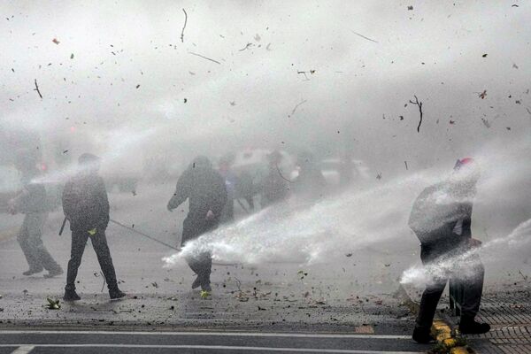La Policía dispersa a los manifestantes durante una protesta estudiantil celebrada en Santiago de Chile. - Sputnik Mundo