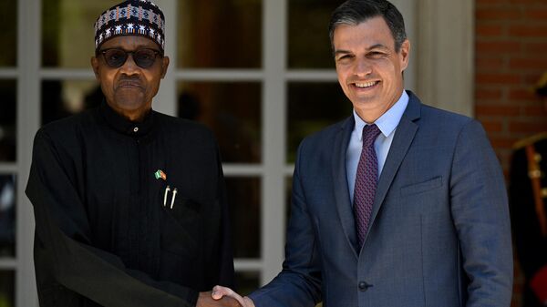 El presidente del Gobierno de España, Pedro Sánchez, da la bienvenida al presidente de Nigeria, Muhammadu Buhari, cuando llega para una reunión en el Palacio de la Moncloa en Madrid, el 1 de junio de 2022

 - Sputnik Mundo