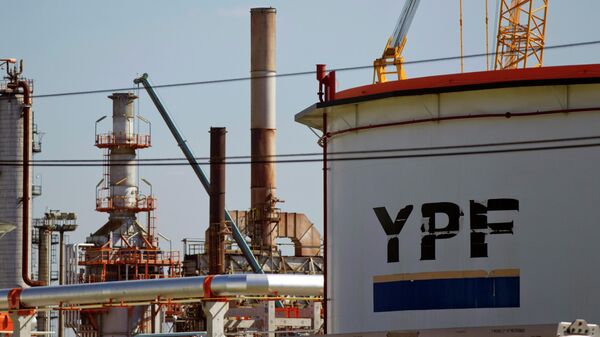 Instalaciones de la petrolera argentina YPF en La Plata - Sputnik Mundo