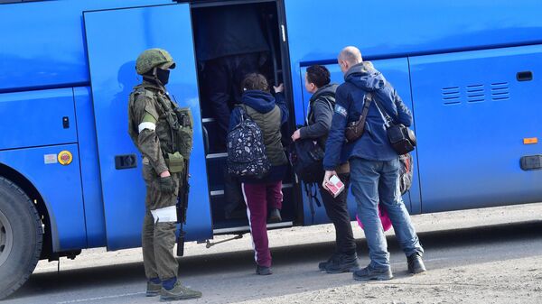 La evacuación de los civiles en la ciudad de Mariúpol, la República Popular de Donetsk  - Sputnik Mundo