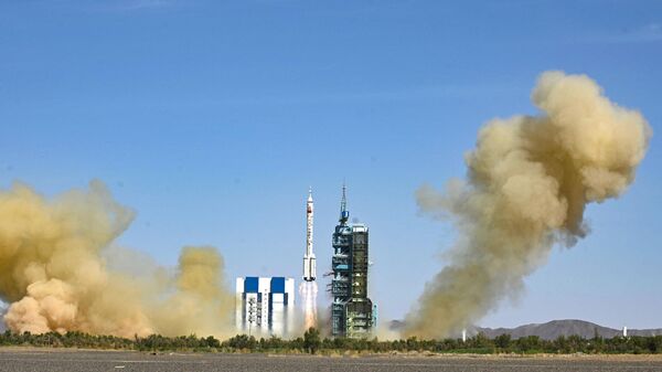 China lanza la nave Shenzhou-14 con tres tripulantes a bordo - Sputnik Mundo