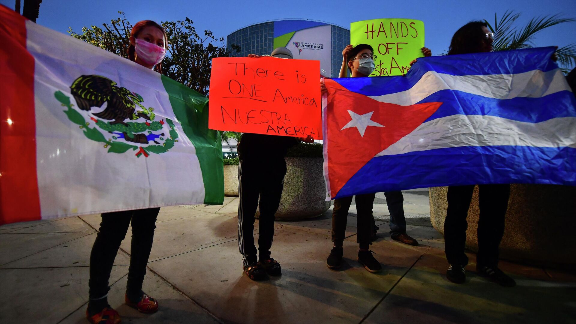 Activistas protestan en Los Ángeles denunciando al presidente de EEUU, Joe Biden, por excluir a Cuba, Venezuela y Nicaragua de la Cumbre de las Américas - Sputnik Mundo, 1920, 06.06.2022