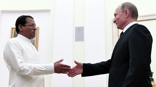 El otrora presidente de Sri Lanka, Maithripala Sirisena, y el presidente ruso, Vladímir Putin (archivo) - Sputnik Mundo