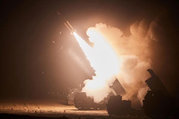 El lanzamiento de los misiles balísticos desde los sistemas de misiles tácticos ATACMS se llevó a cabo a las 4:45 hora local en la provincia surcoreana de Gangwon-do y duró unos 10 minutos. - Sputnik Mundo