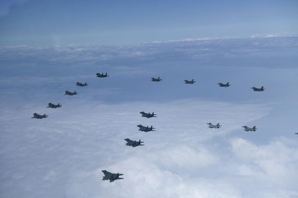 En la parte aérea de las maniobras participaron 16 cazas de la Fuerza Aérea de Corea del Sur y cuatro cazas estadounidenses. - Sputnik Mundo