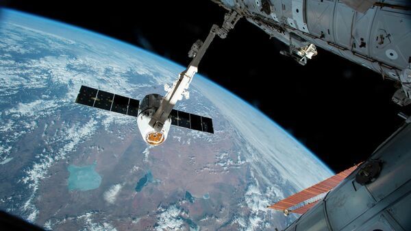 La nave de carga Cargo Dragon cerca de la Estación Espacial Internacional (EEI) - Sputnik Mundo