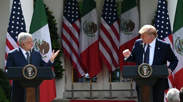 El presidente de México, Andrés Manuel López Obrador, y el expresidente de Estados Unidos, Donald Trump, en una reunión en la Casa Blanca - Sputnik Mundo