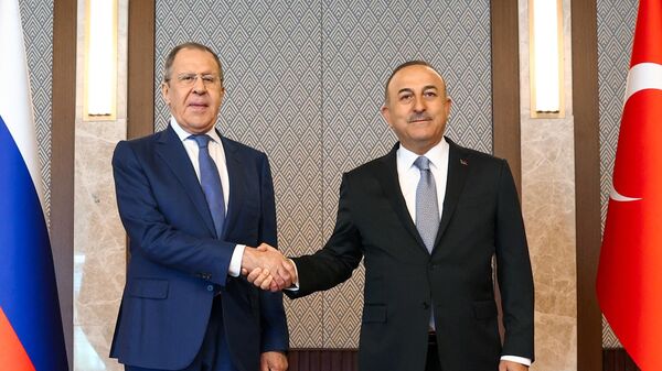 El canciller ruso, Serguéi Lavrov, con el ministro de Exteriores turco, Mevlut Cavusoglu - Sputnik Mundo