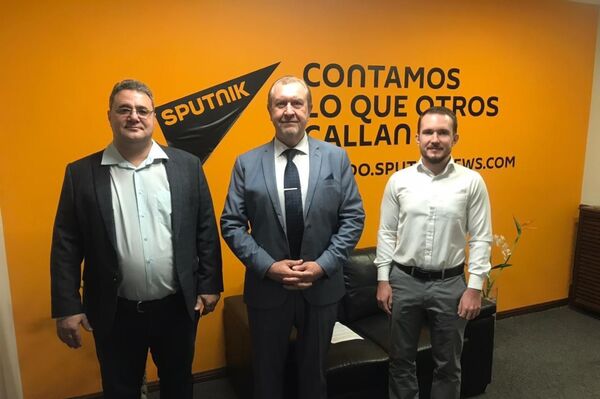 Andréi Budáev, embajador de Rusia en Uruguay (centro) Andréi Budáev, embajador de Rusia en Uruguay (centro) - Sputnik Mundo