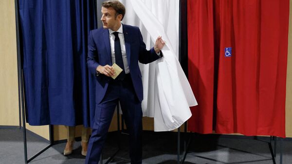 El presidente de Francia, Emmanuel Macron, emite su voto en la primera vuelta de las elecciones a la Asamblea Nacional (Cámara Baja del Parlamento francés) - Sputnik Mundo