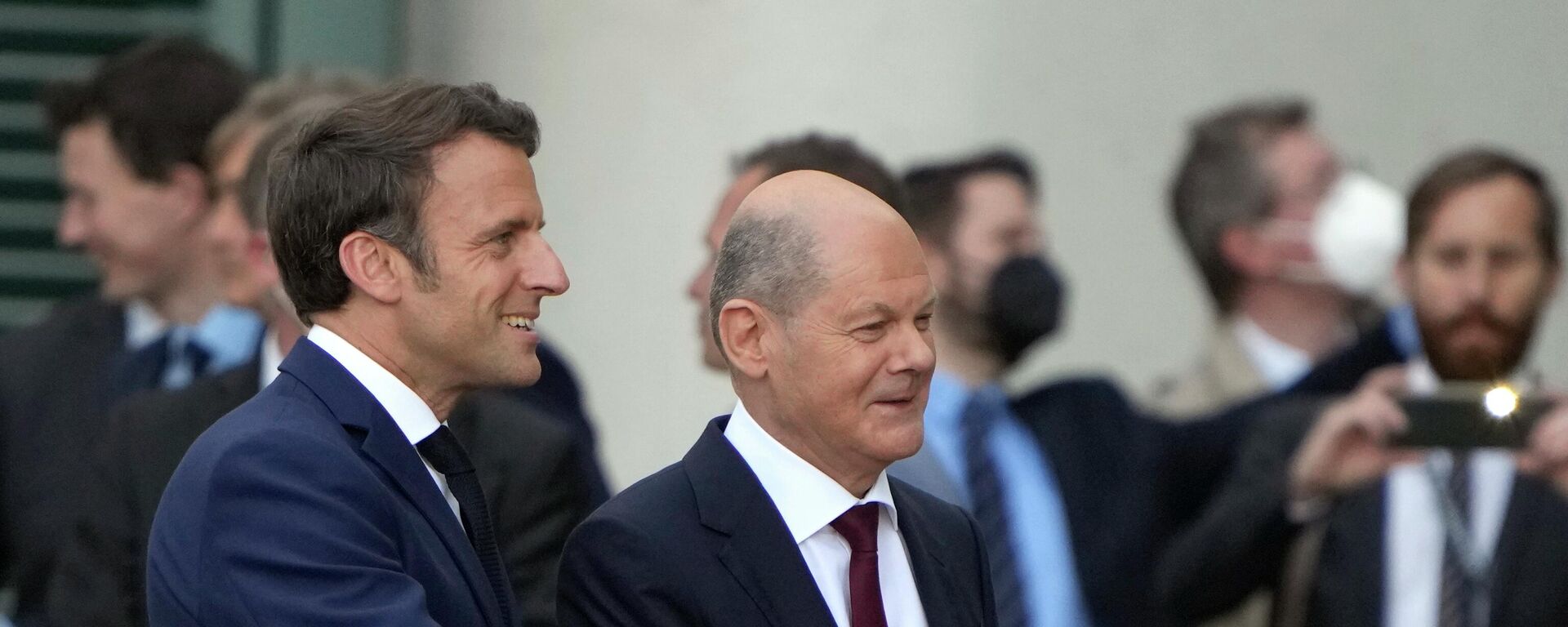 El presidente de Francia, Emmanuel Macron, y el canciller federal de Alemania, Olaf Scholz - Sputnik Mundo, 1920, 06.11.2022