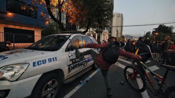 Manifestantes atacan un vehículo policial en Quito - Sputnik Mundo