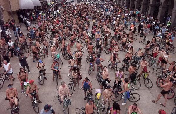 Ciclistas desnudos toman parte en la carrera World Naked Bike Ride, celebrada en Guadalajara (México). - Sputnik Mundo
