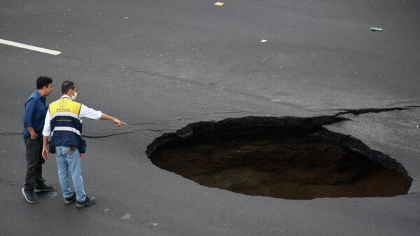 Un cráter en una autopista en Guatemala - Sputnik Mundo