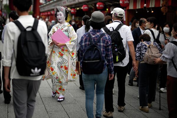 Unas geishas en el barrio turístico Asakusa, en Tokio. - Sputnik Mundo