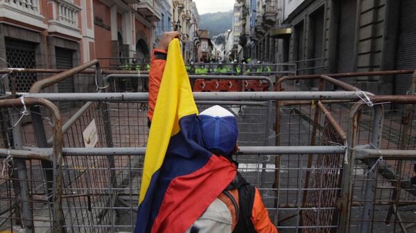 El bloqueo de calles durante las protestas en Ecuador - Sputnik Mundo