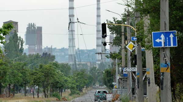Una calle que conduce a la planta química Azot en Severodonetsk - Sputnik Mundo